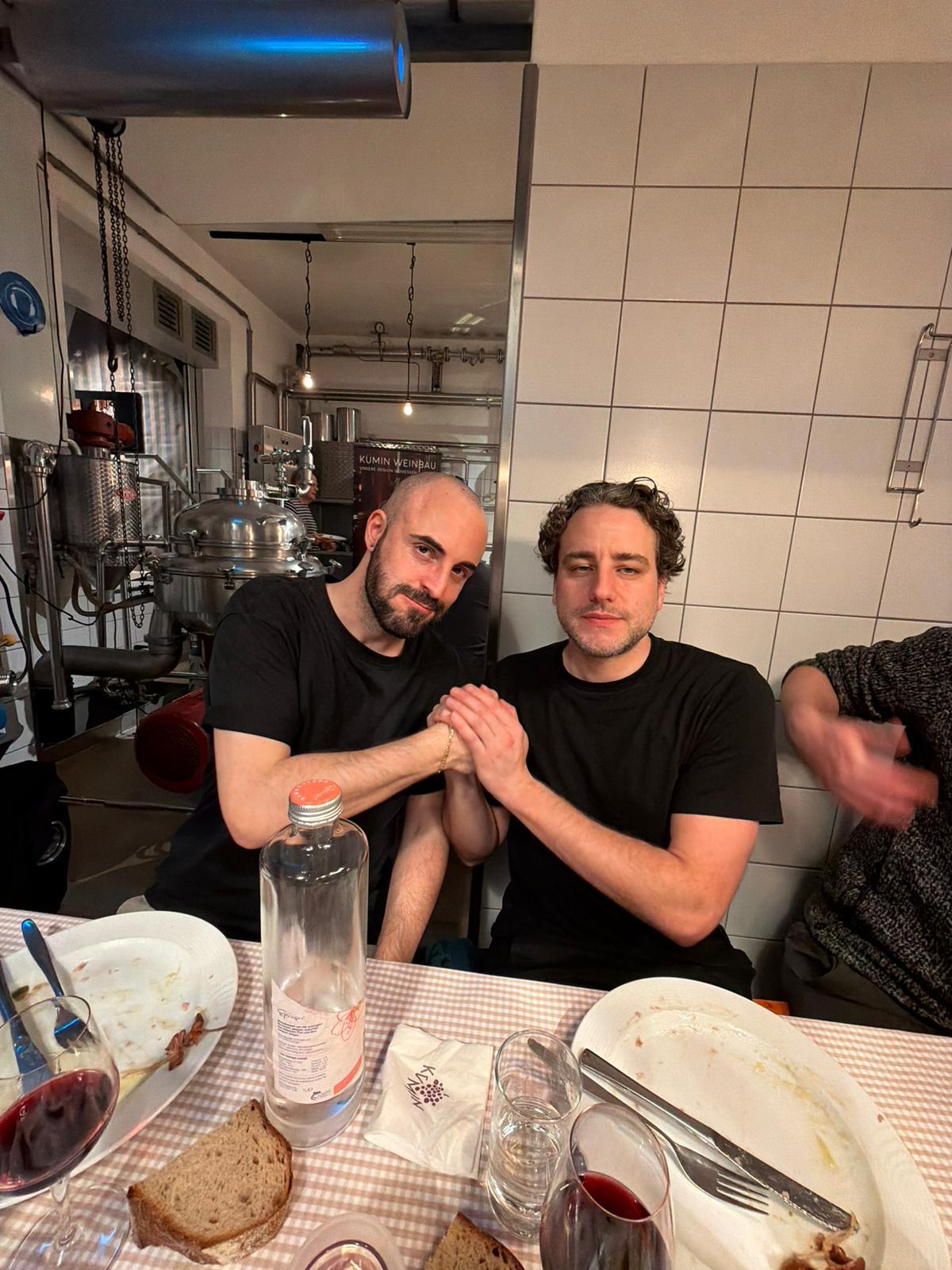 Silvio und Jonas fiired im Kümin Wiichäller