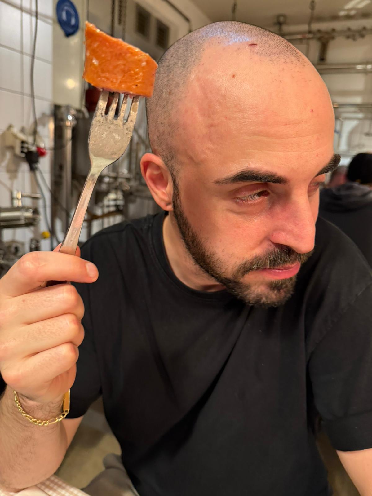 El Gran Maestro Silvio contemplando una salchicha en un tenedor